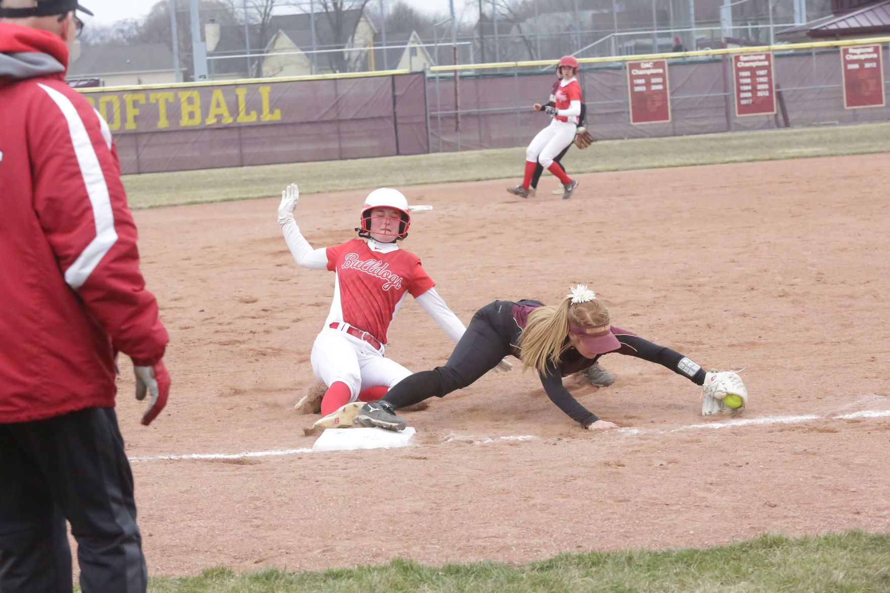 Gallery Bulldogs vs Trojans in softball